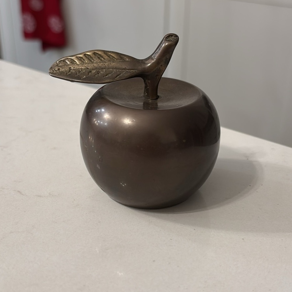 Brass Apple Paperweight
Approx 3x3inches